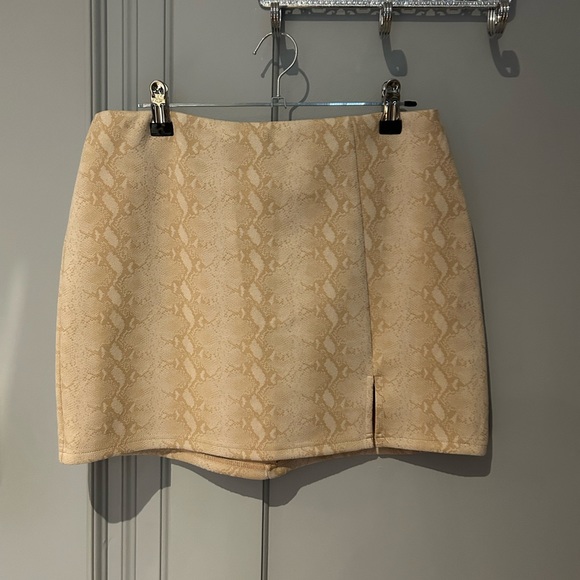 HONEY BELLE Women's Snakeskin Mini Skirt in Nude/Cream│Size Medium - Picture 3 of 16